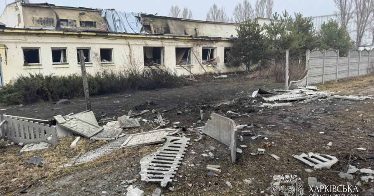 Росіяни пошкодили телевежу, електромережу та ферму на Харківщині