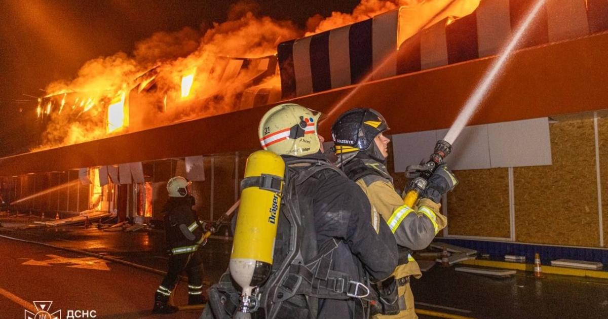 Троє рятувальників постраждали під час гасіння пожеж у Харкові