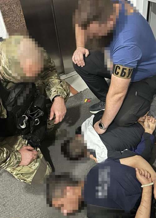 Затримали підпалювачів, які за вказівкою рф «полювали» на авто ЗСУ на Київщині та Хмельниччині