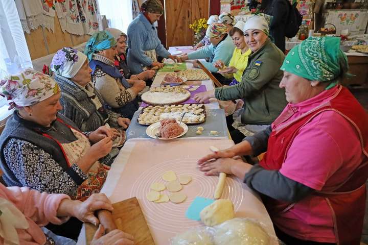 Більше мільйона вареників для ЗСУ зліпили в селі на Вінниччині