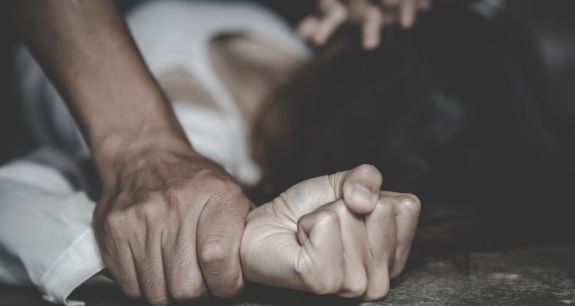 За зґвалтування двох доньок на Хмельниччині судили багатодітного батька