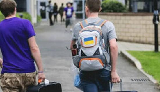 Чому дозволили виїзд за кордон 18-22-річним
