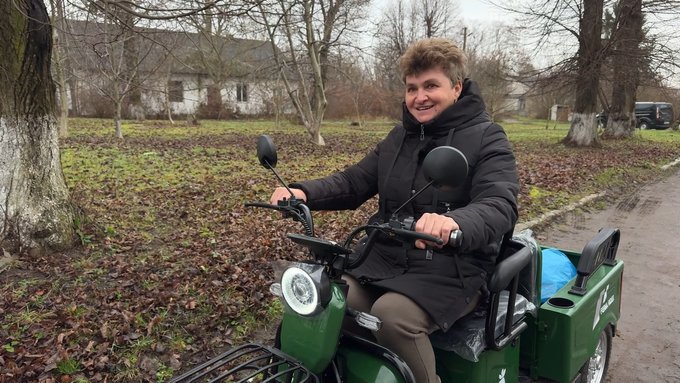 Соцпрацівники однієї з громад Хмельниччини їздять на трициклах