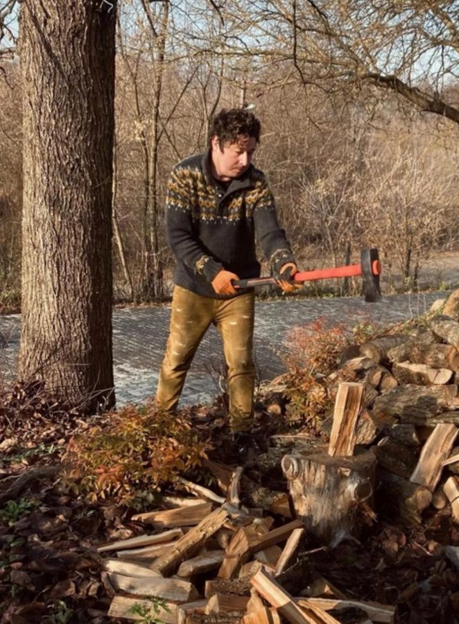 "Третя доба без світла": Шуров показав, як із сокирою готувався до порятунку музичних інструментів від замерзання