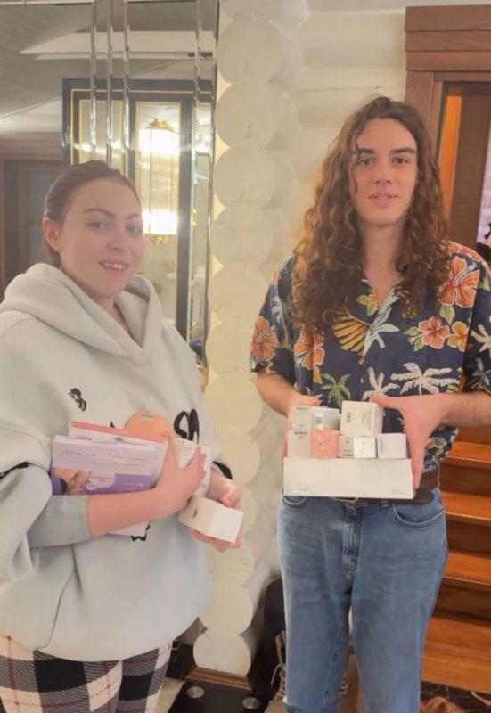 Зять з США відпочиває з донькою Полякової в Україні