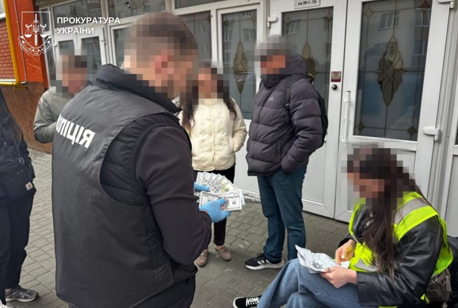 Жінку підозрюють у переправленні військовозобов’язаних чоловіків за кордон.