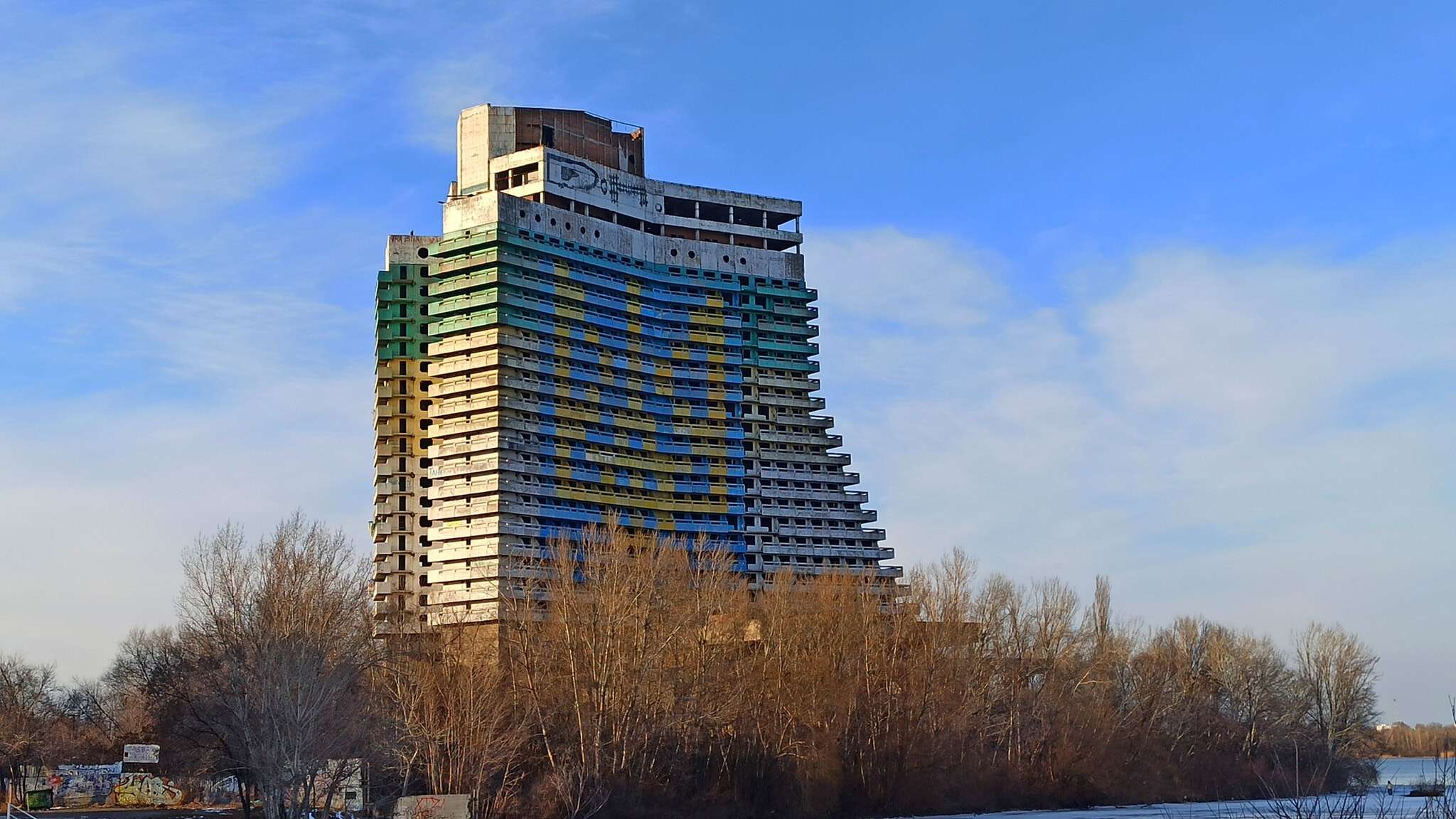 Власники недобудованого готелю “Парус” у Дніпрі не виконали зобов’язань та намагаються затягнути вирішення питань у судах