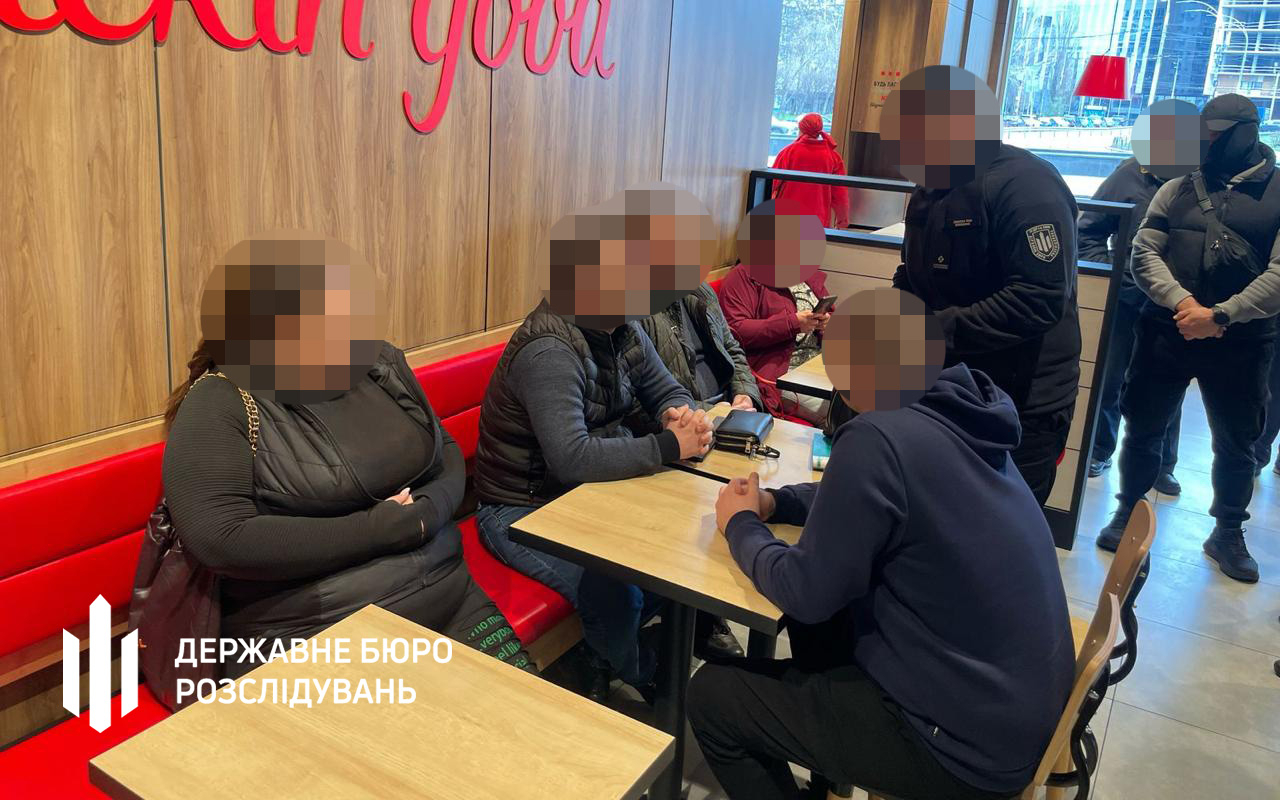 У Києві військовий посадовець та підприємці заробляли на фіктивних документах для ухилянтів