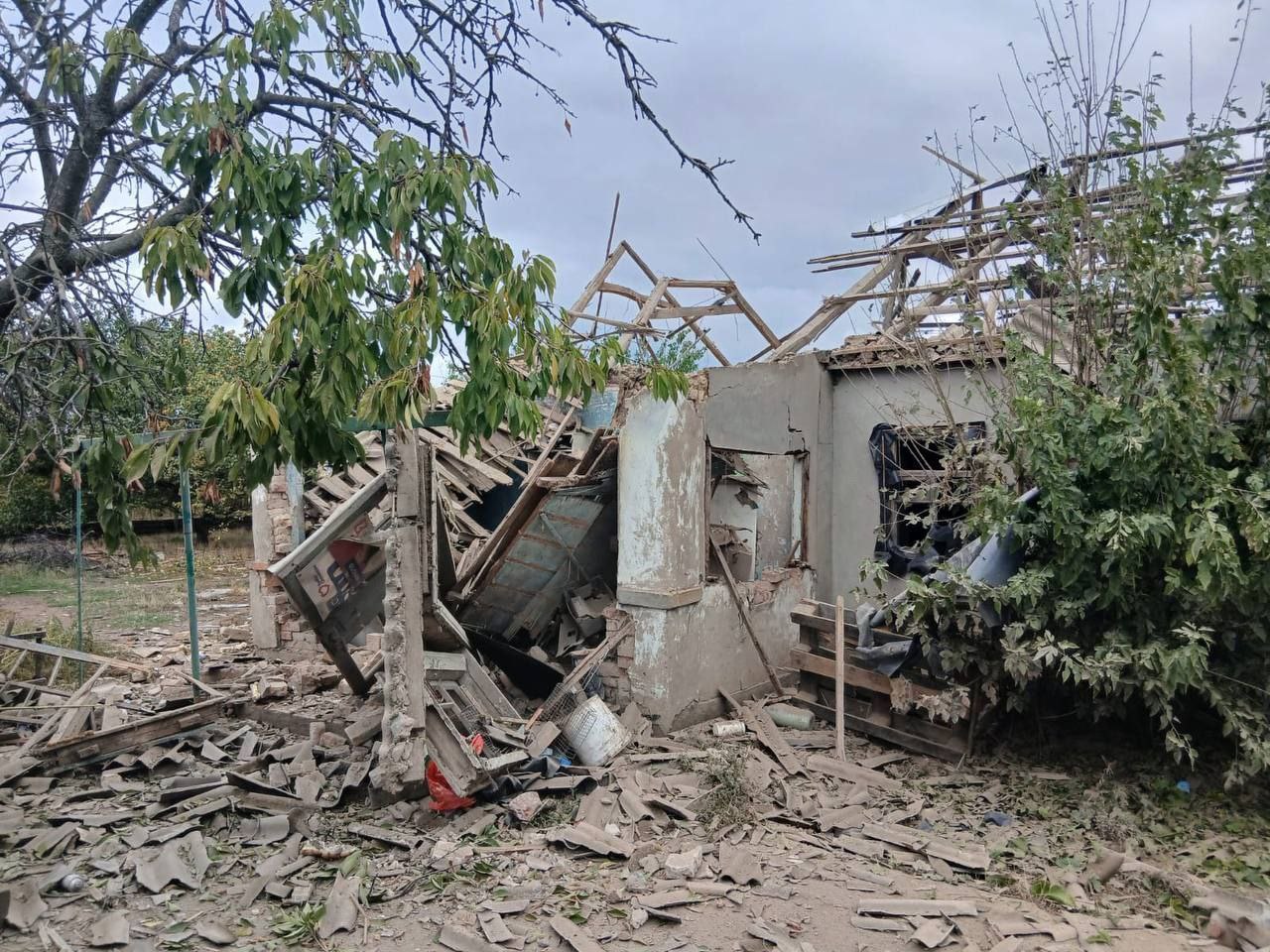 На Дніпропетровщині ворог вбив 23-річну дівчину: постраждали ще троє людей