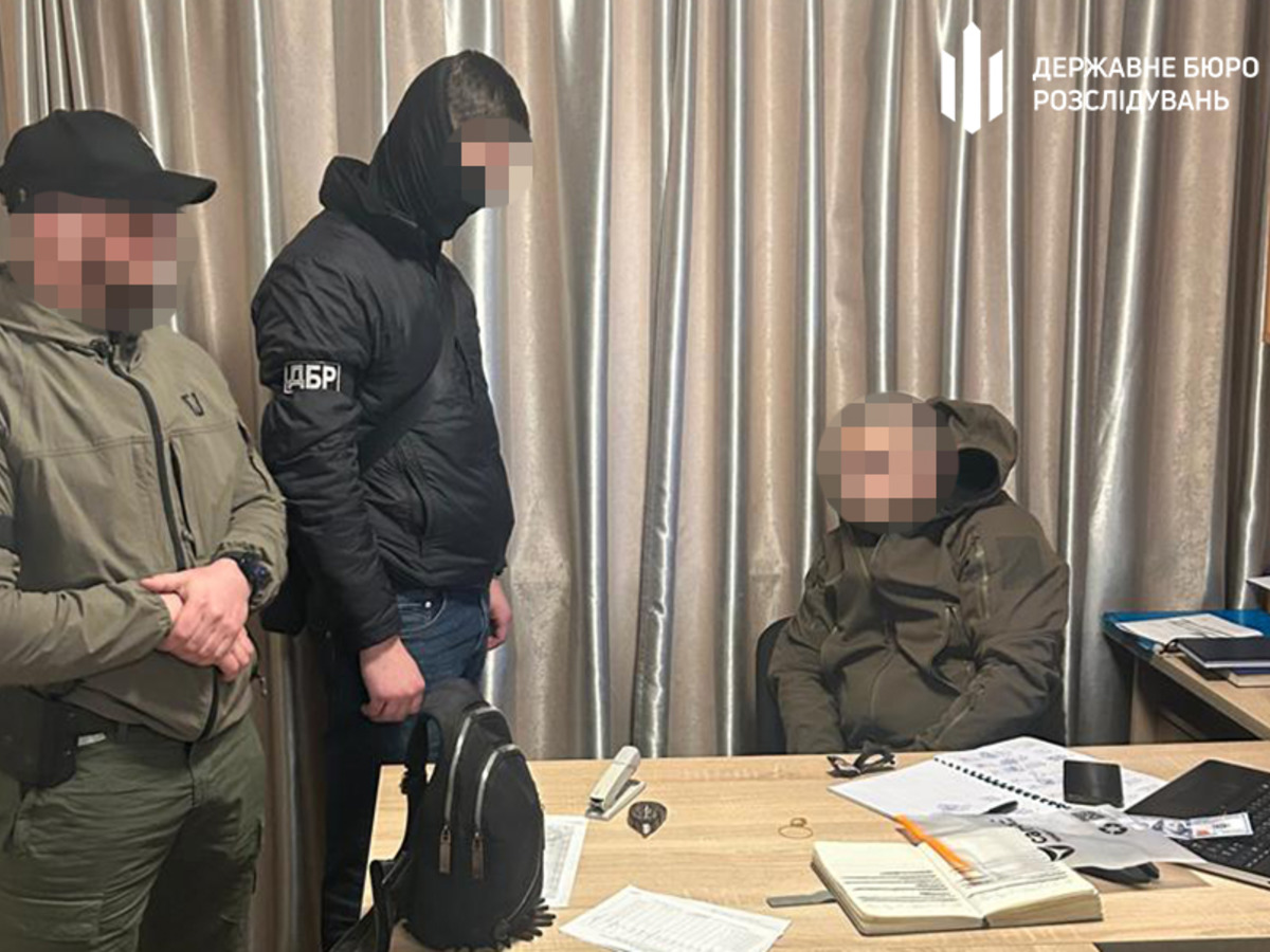 Посадовець Військової академії шантажував курсантів та вимагав у них гроші