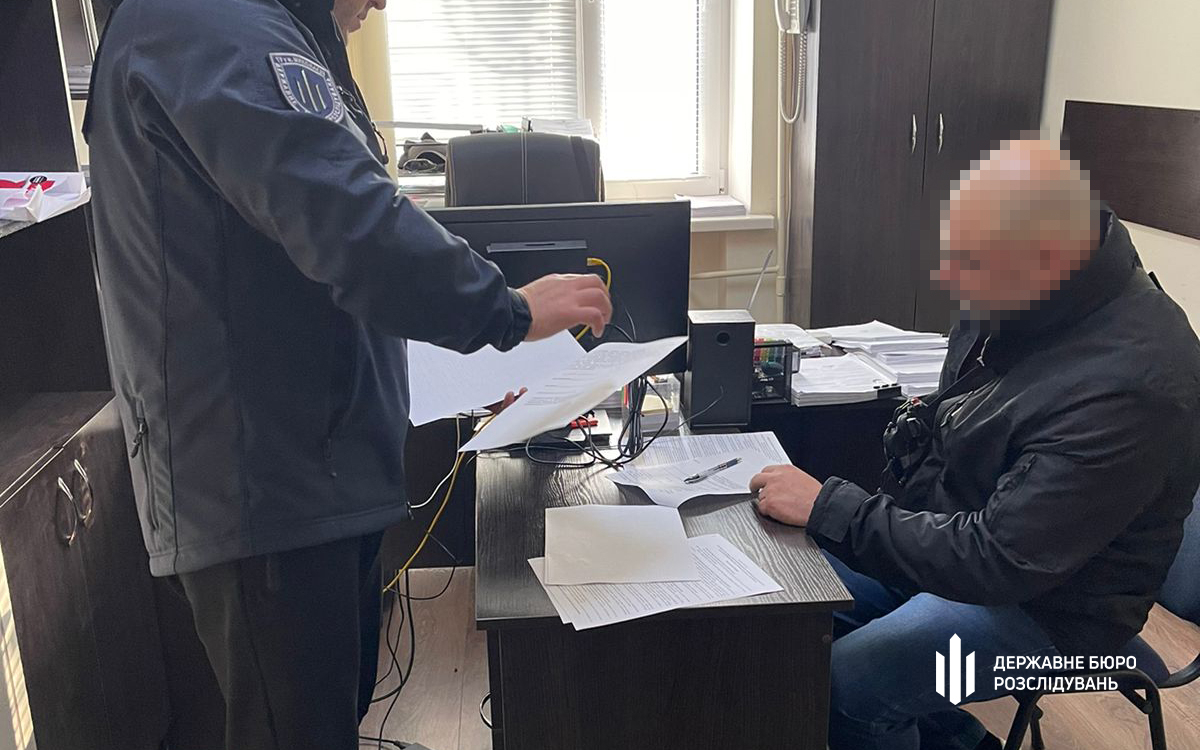 Суд виніс вирок поліцейському, який під час патрулювання побив адвоката та заламав йому ребро