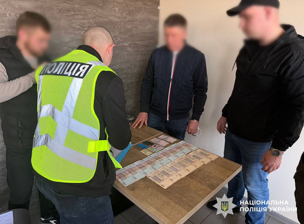 У Києві викрили схему «платних» черг у сервісних центрах МВС