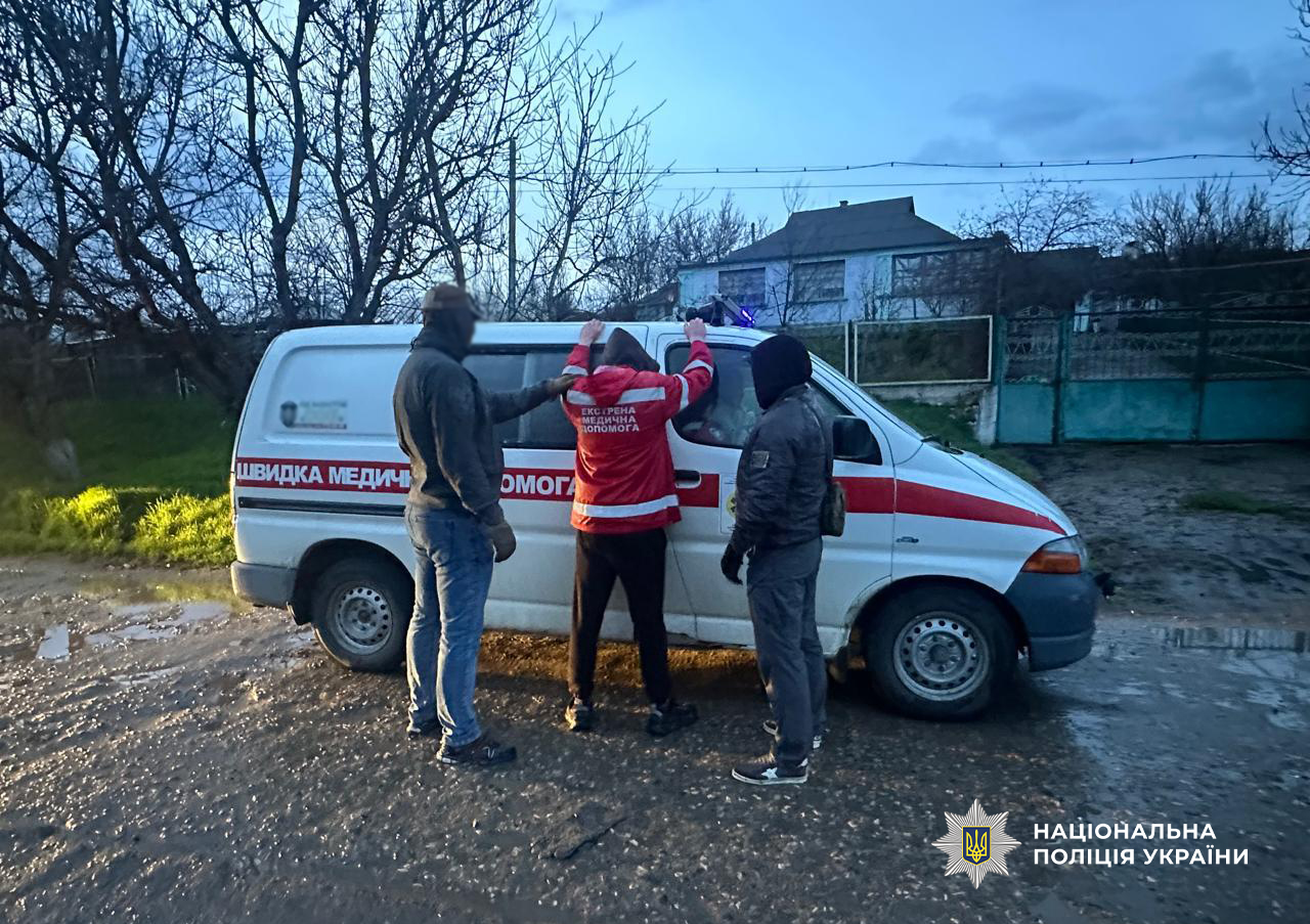 До кордону на машині швидкої: на Одещині поліція затримала двох перевезників ухілянтів