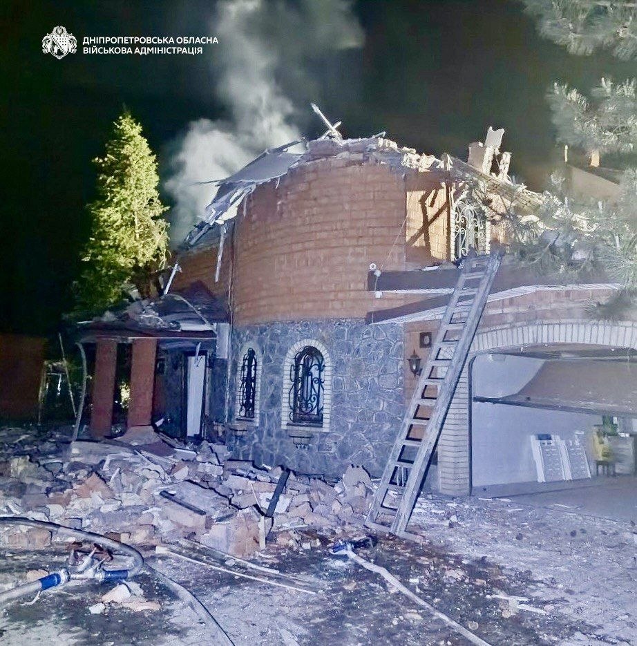 Ворог вночі атакував Дніпро безпілотниками: є поранені
