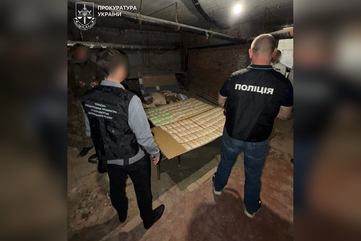 Військовий посадовець вимагав 10 тисяч євро у постачальника маскувального спорядження