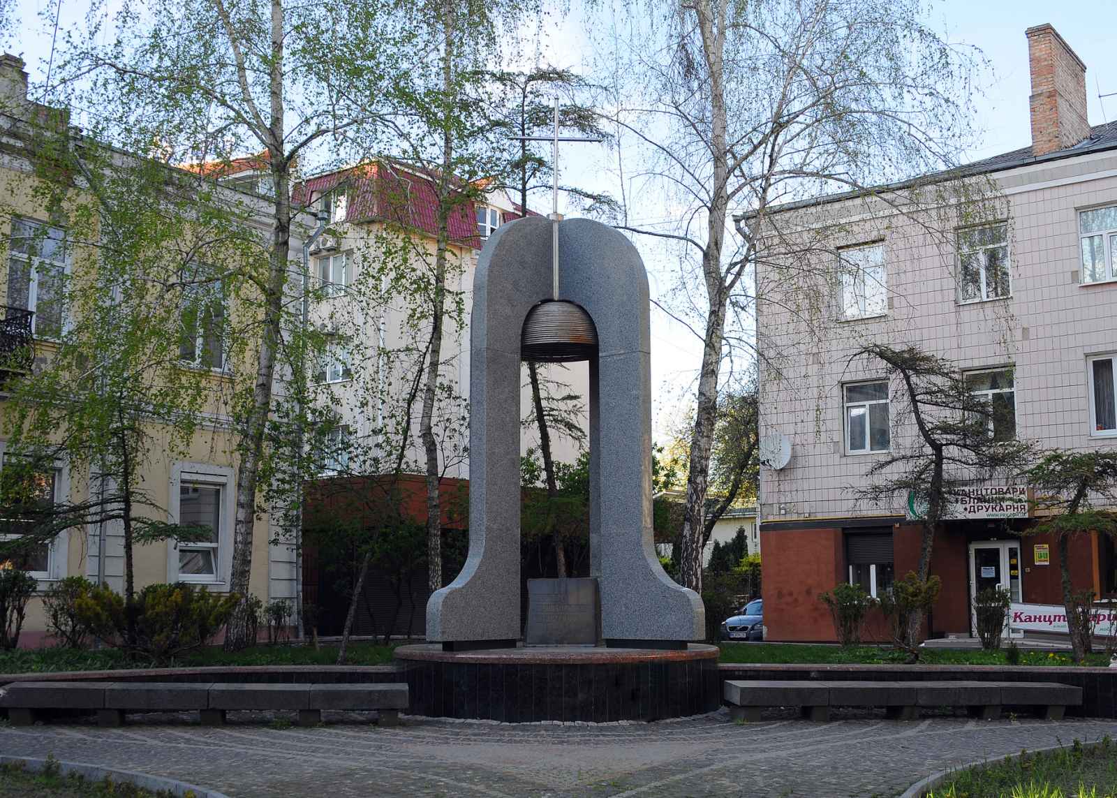 Безіменний сквер на розі рівненських вулиць названий на честь жертв Чорнобильської трагедії