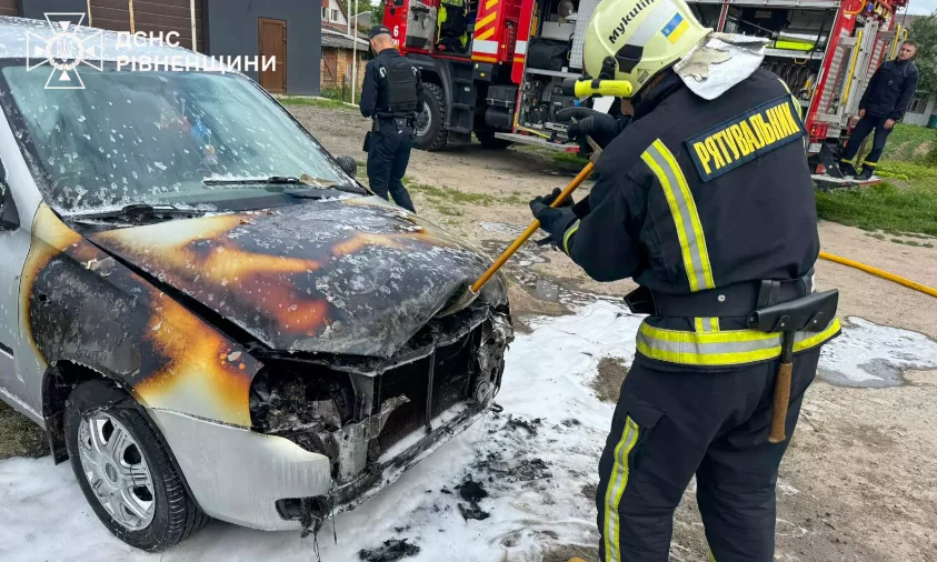 У Млинові рятувальники оперативно загасили пожежу в легковому автомобілі