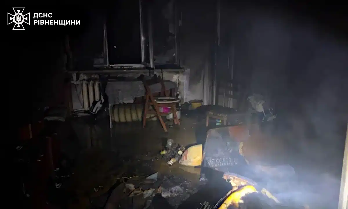 У Рівному під час пожежі евакуювали 15 мешканців. Чоловік загинув (ВІДЕО)