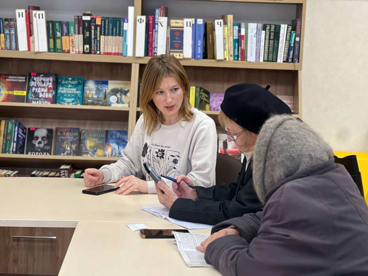 У Костополі в бібліотеці навчають цифрових навичок для щоденного користування