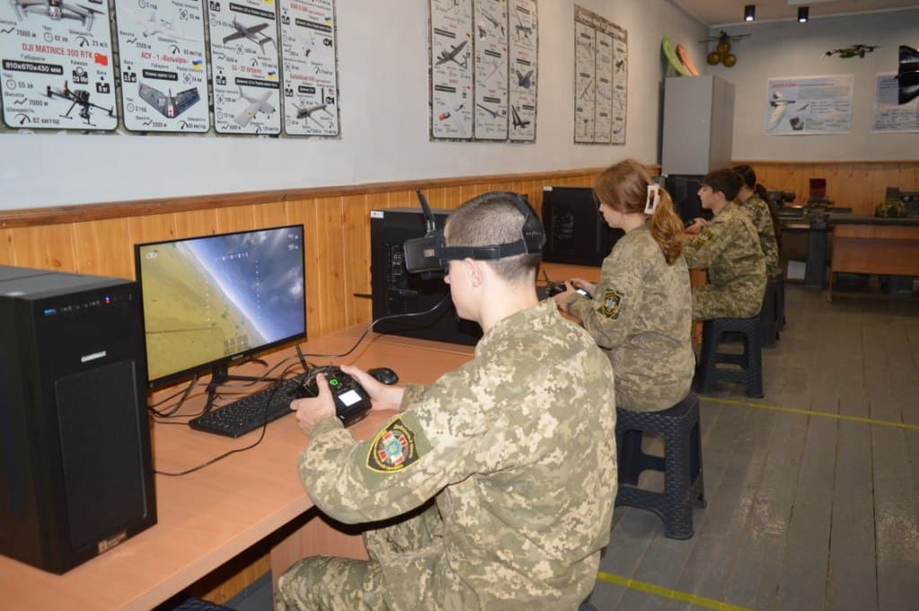 На Рівненщині школярі вивчають «Захист України» з дронами, технікою та практикою