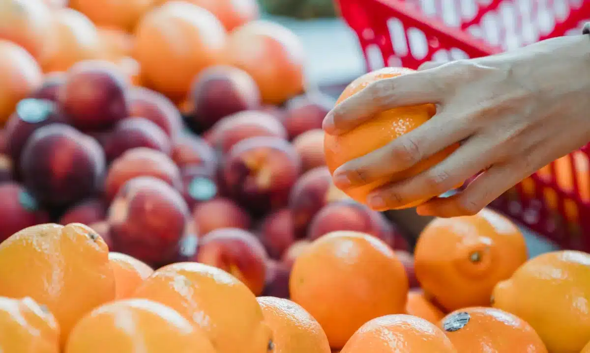 Які овочі та фрукти не варто купувати взимку: економимо гроші та отримуємо реальну користь