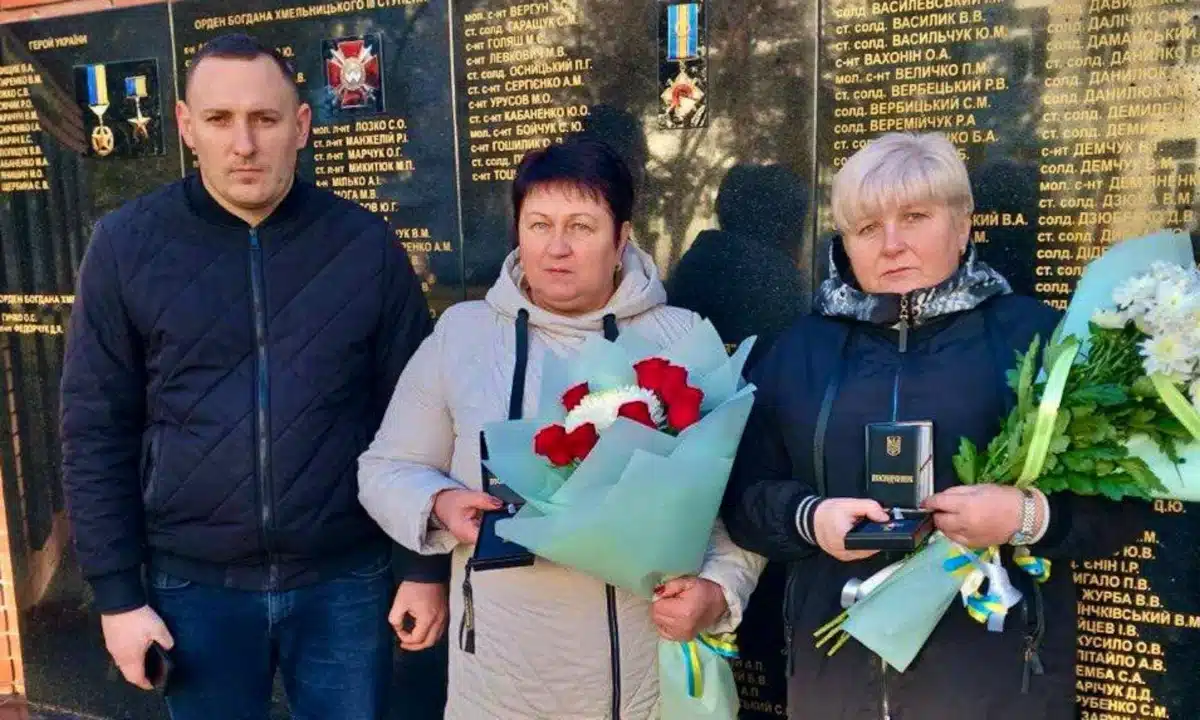 Матері двох полеглих воїнів із Гощанської громади отримали відзнаки 30-ї бригади