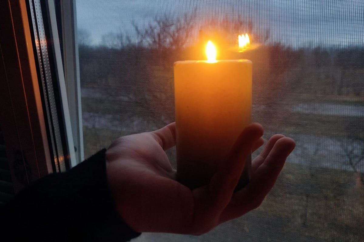 О 19:00 у вікнах з’являється світло: чому сьогодні світ запалює свічки пам’яті