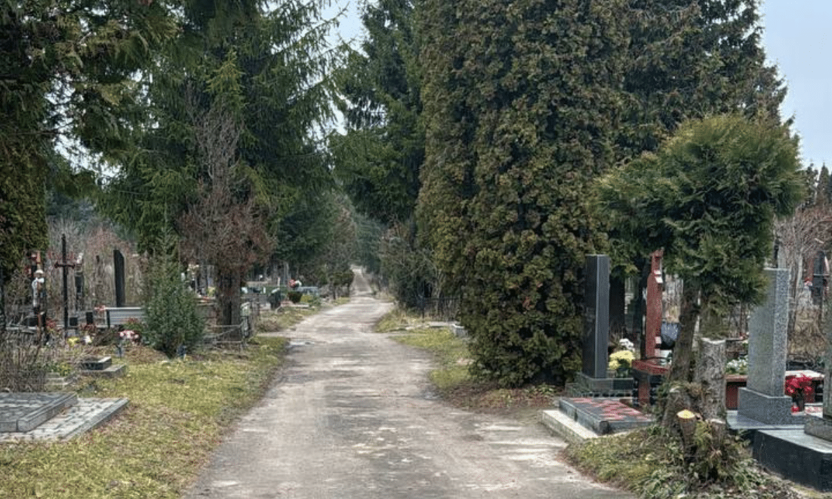 На кладовище взимку – без поспіху й ризику: у Рівному дали поради для безпечного візиту