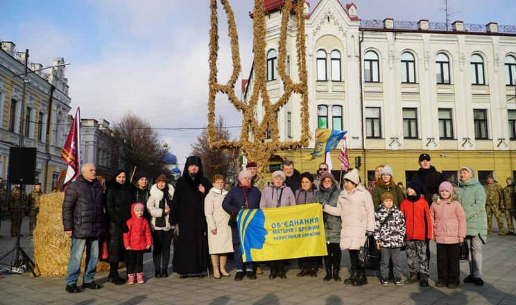 У Житомирі становили найбільший в Україні Тризуб з дідухів