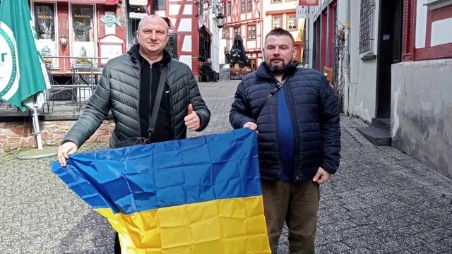 Позашляховики для ЗСУ привезли з Німеччини чернігівські волонтери