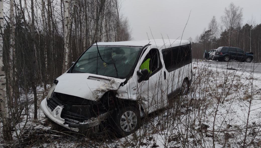 Внаслідок масштабної ДТП на Рівненщині пошкоджені 4 автівки та постраждали 6 людей (ФОТО)