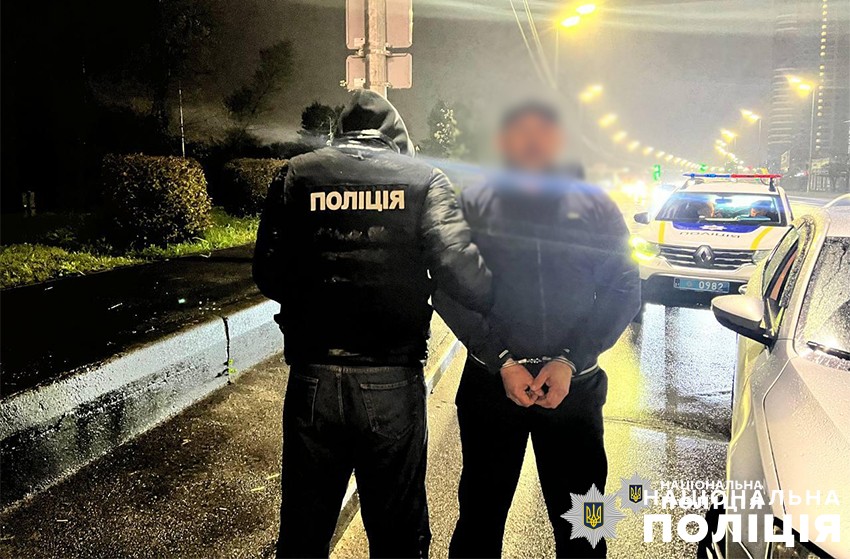 У Києві затримано чоловіка, який під час сварки погрожував опоненту пістолетом та вбивством (ФОТО)