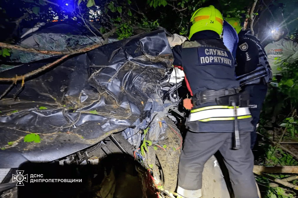 У Дніпровському районі рятували водія «Hyundai», що злетів у кювет (ФОТО)
