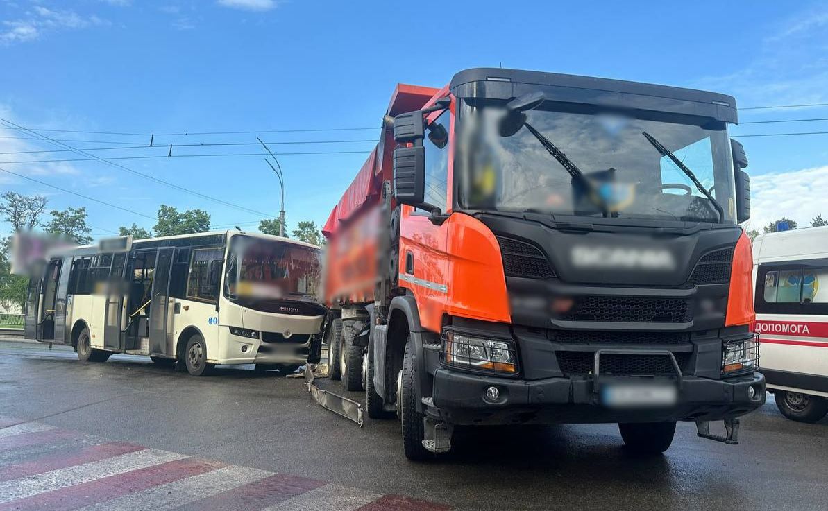 У Дніпровському районі зіткнулися маршрутка та вантажівка, 7 постраждалих