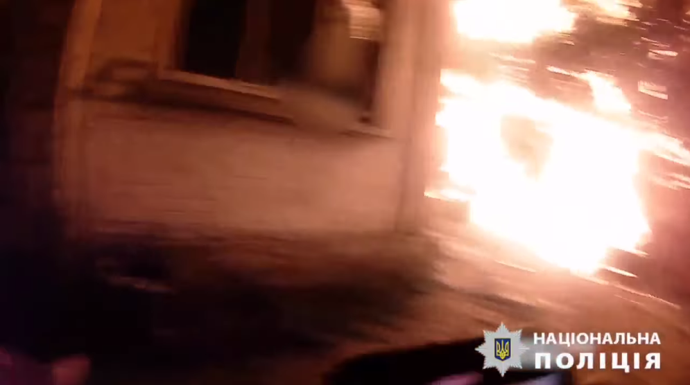 Поліцейські у Броварах вибили вікно і врятували з вогню дві сім’ї (ВІДЕО)