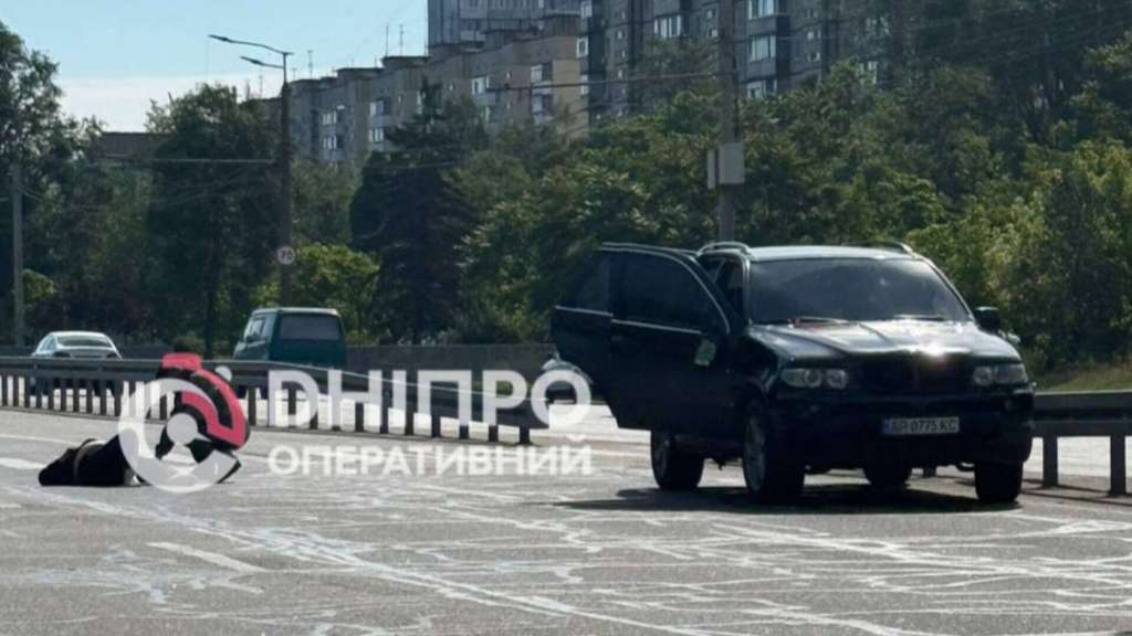 У Дніпрі на набережній BMW збив пішохода (ВІДЕО)