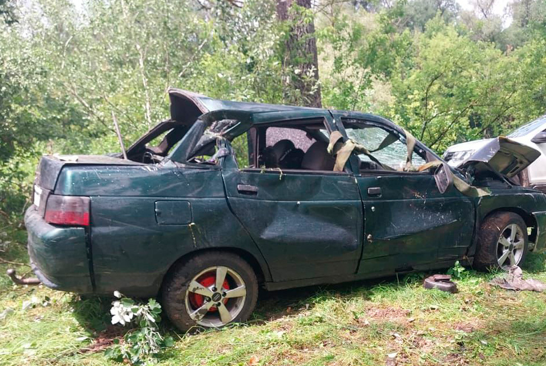 На Харківщині легковик перекинувся у водойму: у ДТП загинули зовсім молоді люди (ФОТО)