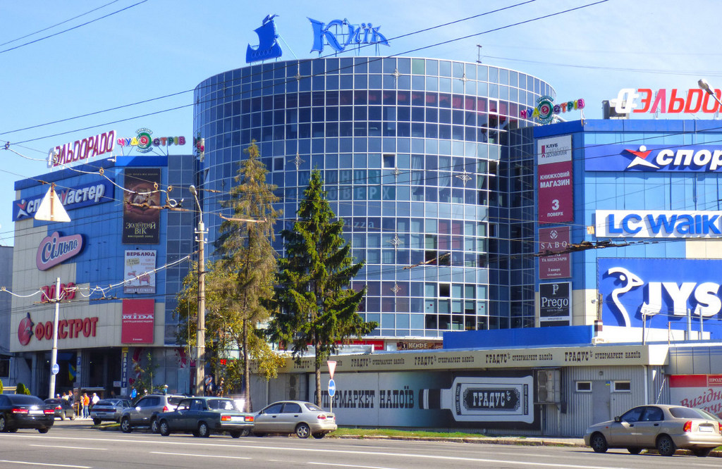 Врятувати життя не вдалося: у Полтаві хлопець впав з даху ТРЦ