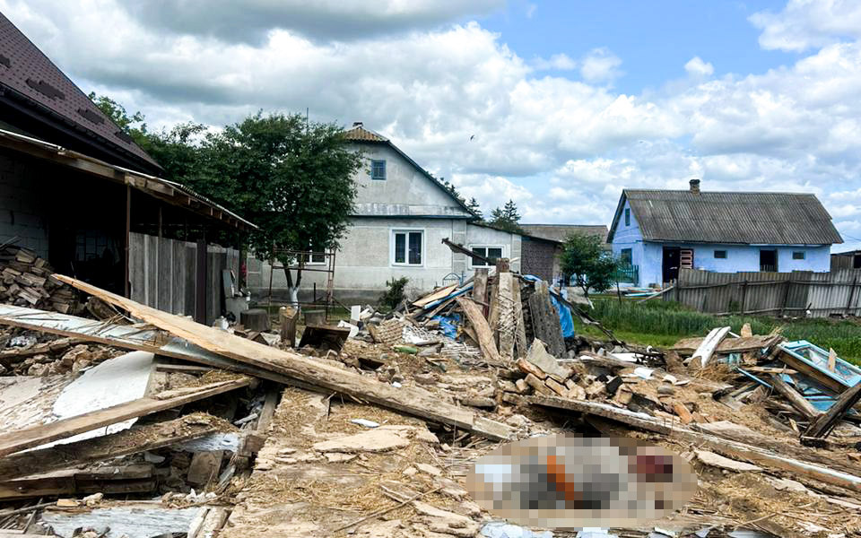 На Рівненщині під час проведенні робіт впала стіна будинку: є загиблий та поранений (ФОТО)