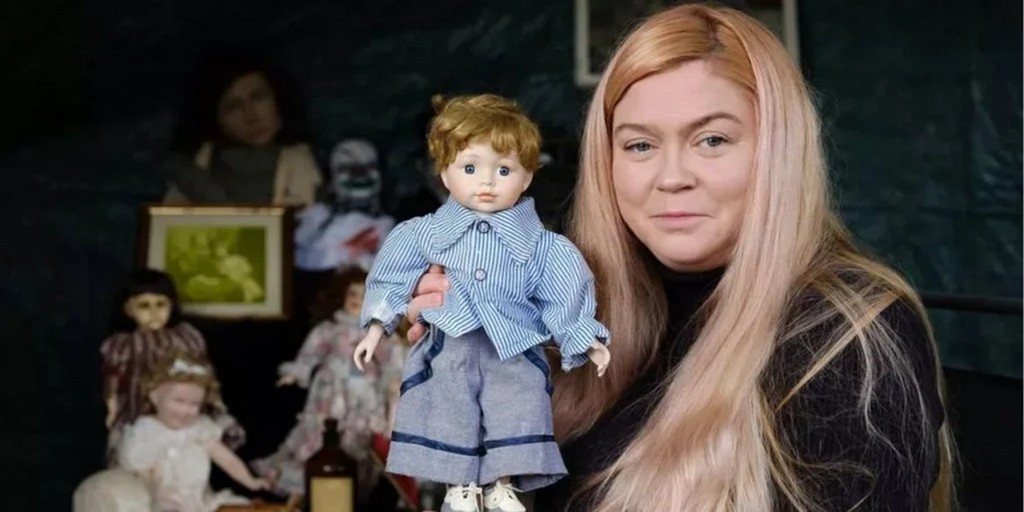 У Британії жінка зібрала колекцію «одержимих» речей і живе з найстрашнішою лялькою країни (ФОТО)