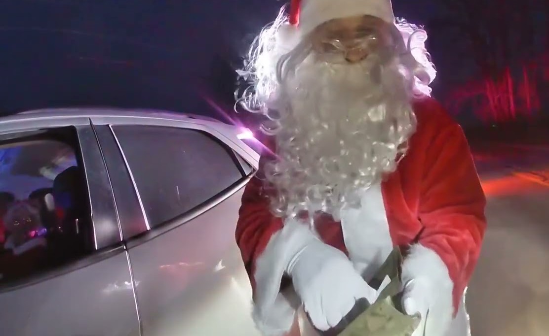 Американські поліцейські зупинили Санта-Клауса через перевищення швидкості (ВІДЕО)