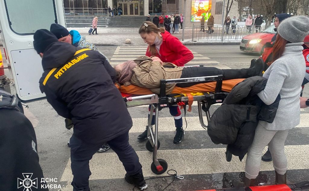 Рятувальники дістали з-під льоду двох людей у Дніпровському районі Києва (ВІДЕО)