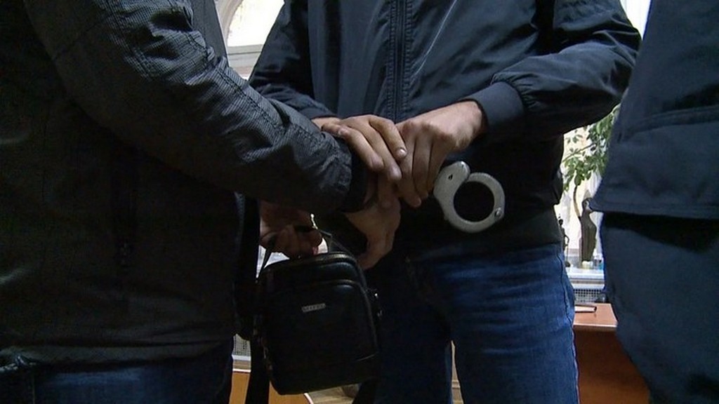 У Києві під варту взяли айтівця-шахрая, який інсценував власну смерть