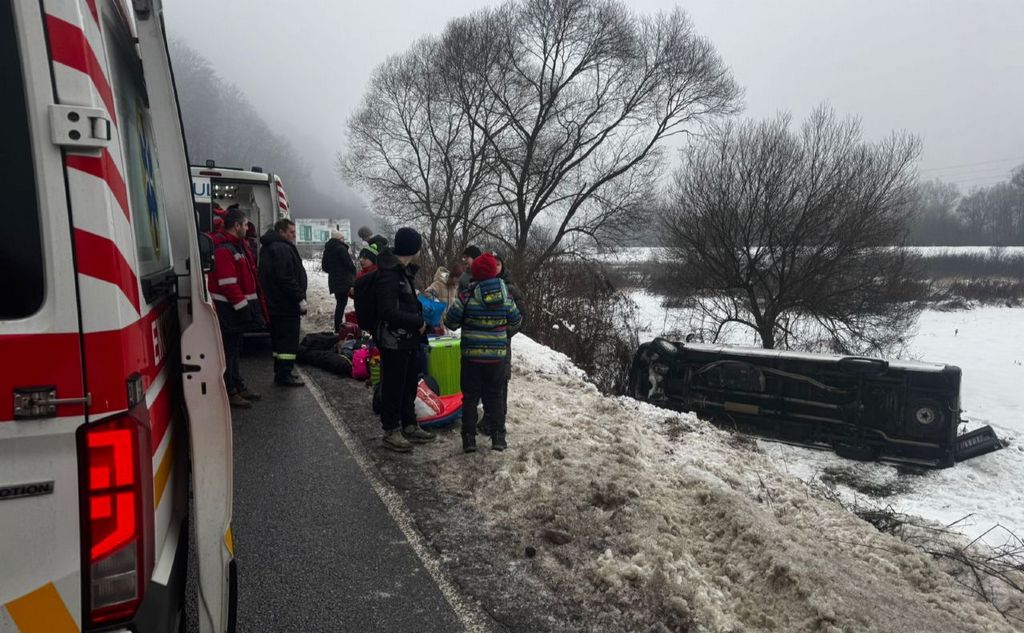 На Закарпатті перекинувся мікроавтобус, який віз дітей з Києва на відпочинок: є постраждалі