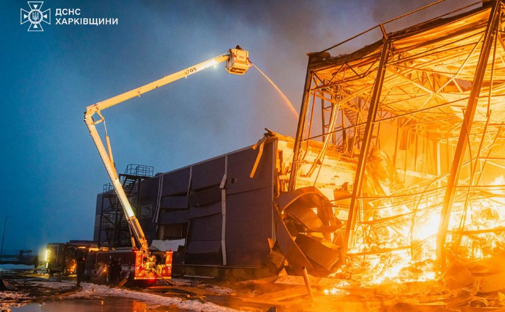 Росіяни вдарили ракетою по фабриці американської тютюнової компанії у Харкові (ВІДЕО)