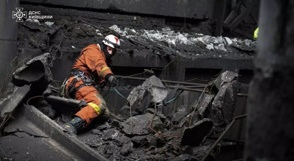 ДСНС показало титанічну роботу верхолазів для відновлення світла (ВІДЕО)