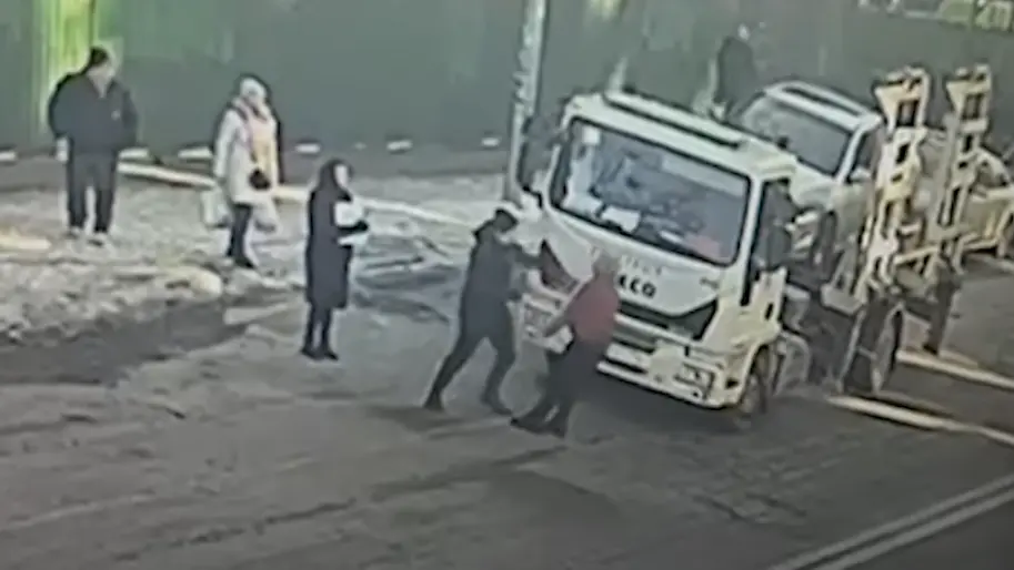 У центрі Києва водій проломив голову евакуаторнику, який намагався прибрати запарковане авто (ВІДЕО)