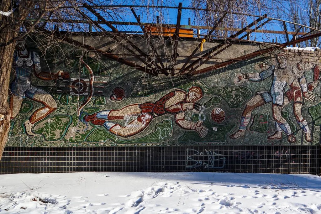 У Києві руйнується унікальна мозаїка на вході до стадіону «Схід» (ФОТО)