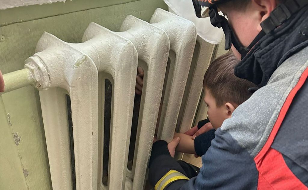 В Оболонському районі столиці рятувальники визволили руку хлопчика з батареї (ФОТО)