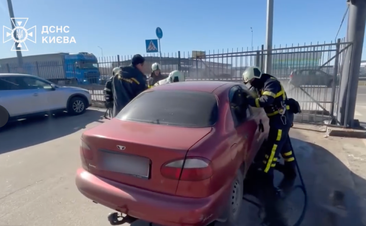 У Солом’янському районі Києва спалахнув автомобіль на авторинку (ВІДЕО)